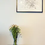 Comfy 3-room - Centre - Free Parking For 2 Cars & Balcony And Lift