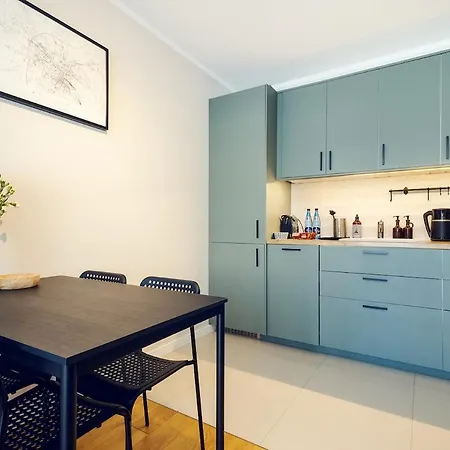 Comfy 3-room - Centre - Free Parking For 2 Cars & Balcony