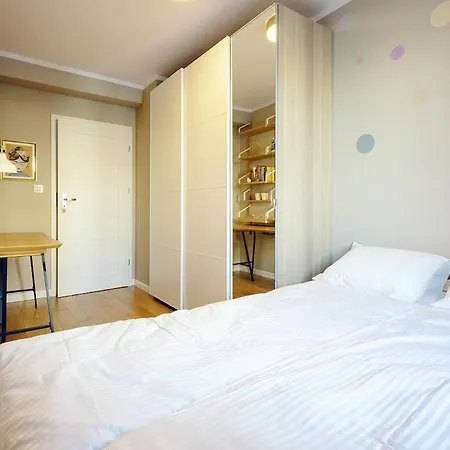 Comfy 3-room - Centre - Free Parking For 2 Cars & Balcony
