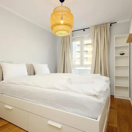 Comfy 3-room - Centre - Free Parking For 2 Cars & Balcony