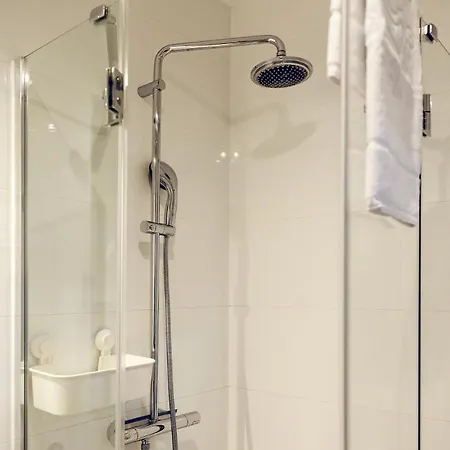 Comfy 3-room - Centre - Free Parking For 2 Cars & Balcony