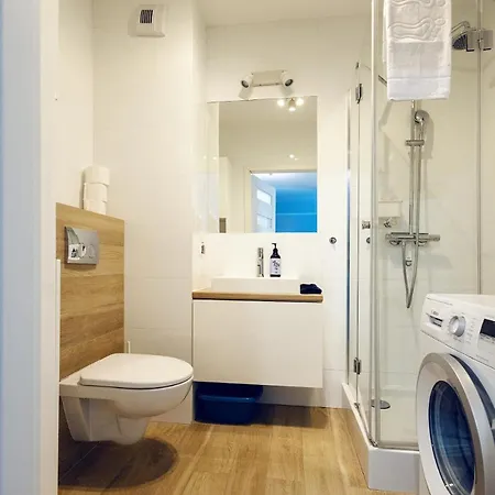 Comfy 3-room - Centre - Free Parking For 2 Cars & Balcony