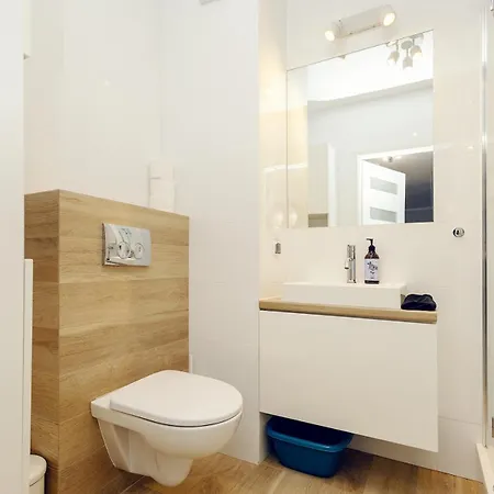 Appartement Comfy 3-room - Centre - Free Parking For 2 Cars & Balcony