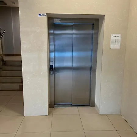 Comfy 3-room - Centre - Free Parking For 2 Cars & Balcony