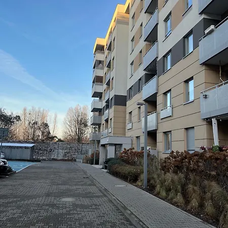 Comfy 3-room - Centre - Free Parking For 2 Cars & Balcony شقة