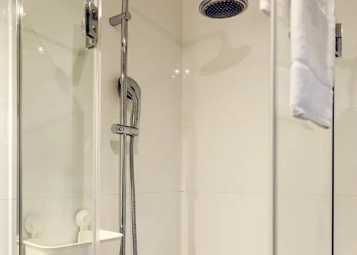 3-room Centre Near Market Square Free Parking