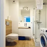 Comfy 3-room - Centre - Free Parking For 2 Cars & Balcony And Lift