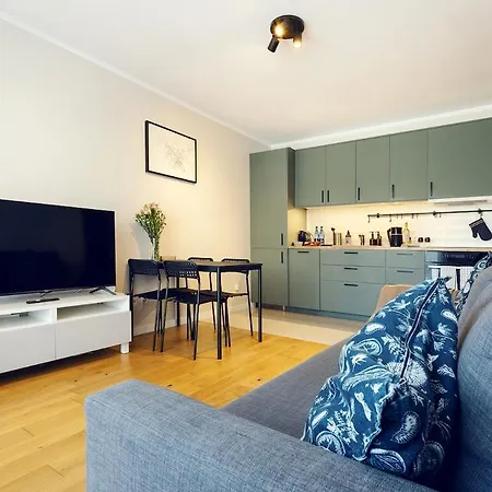 Comfy 3-room - Centre - Free Parking For 2 Cars & Balcony * ורוצלב
