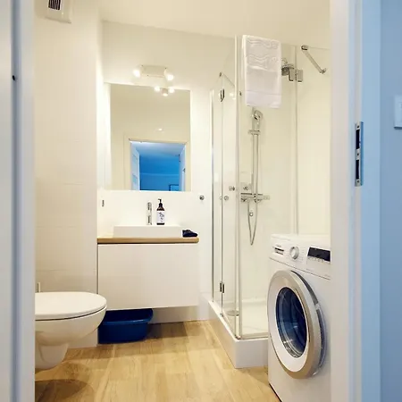 Spacious 3-room - Centre - Free Parking For 2 Cars & Balcony And Lift *