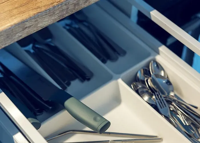 3-room Centre Near Market Square Free Parking