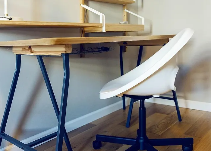 3-room Centre Near Market Square Free Parking *