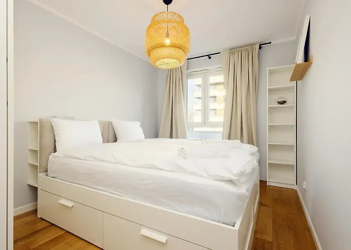 3-room Centre Near Market Square Free Parking