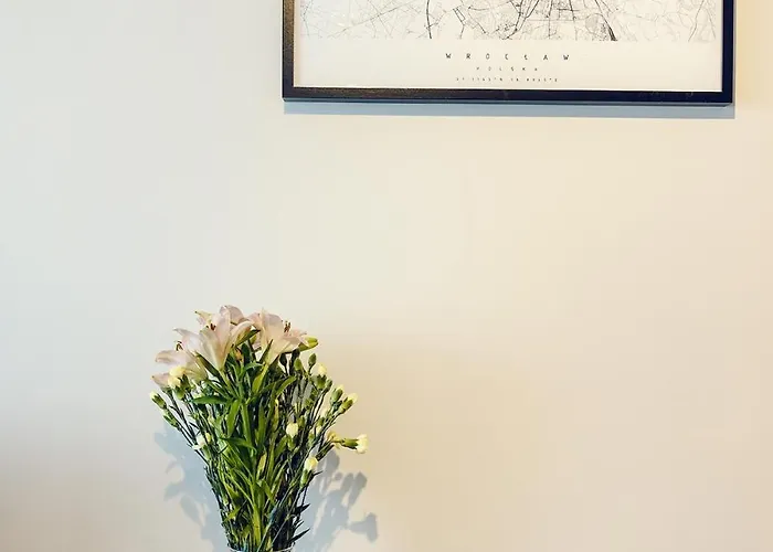 3-room Centre Near Market Square Free Parking