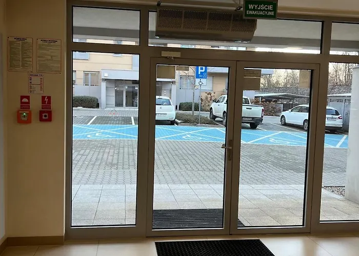 3-room Centre Near Market Square Free Parking